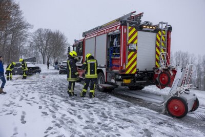 Erneuter kurzer und intensiver Schneefall sorgt für starke Beeinträchtigungen im Straßenverkehr. Foto: Bernd März