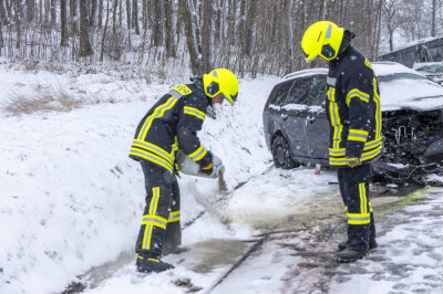 Erneuter kurzer und intensiver Schneefall sorgt für starke Beeinträchtigungen im Straßenverkehr. Foto: Bernd März