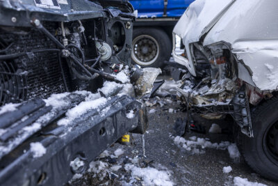 Auf dem Autobahnzubringer Elterlein verunfallte ein PKW, ein Transporter und ein LKW auf spiegelglatter Straße. Foto: Bernd März