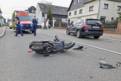 Schwerer Verkehrsunfall: BMW kollidiert mit Mopedfahrer auf B173 - Schwerer Verkehrsunfall: Mopedfahrer kollidiert mit BMW auf B173. Foto: Andreas Kretschel