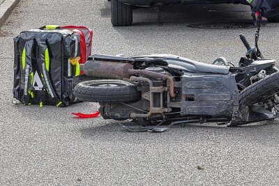 Schwerer Verkehrsunfall: BMW kollidiert mit Mopedfahrer auf B173 - Kreuzungsunfall: Junger Mopedfahrer muss ins Krankenhaus. Foto: Andreas Kretschel