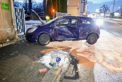 Schwerer Verkehrsunfall in Chemnitz: Crash zwischen PKW und Straßenbahn - Am Dienstag gegen 16 Uhr ereignete sich auf der Annaberger Straße in Chemnitz, Höhe HG 282, ein schwerer Verkehrsunfall. Foto: Harry Härtel