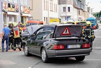 Schwerer Verkehrsunfall in Chemnitz: Mehrere PKW beteilgt - Heute ereignete sich gegen 16.30 Uhr in Chemnitz auf der Annaberger Straße, Höhe HG 397, ein schwerer Verkehrsunfall zwischen mehreren Fahrzeugen. Foto: Harry Haertel