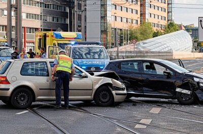 Schwerer Verkehrsunfall in Chemnitzer Innenstadt - In der Chemnitzer Innenstadt hat es gekracht. Foto: Harry Härtel