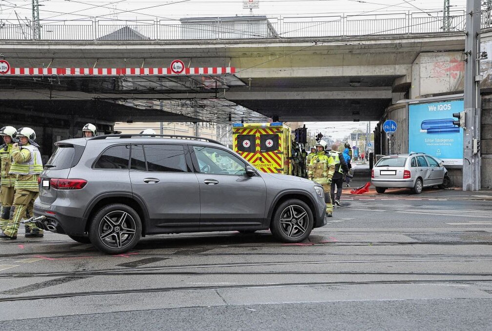 In Dresden kam es zu einem schweren Verkehrsunfall. Foto: Roland Halkasch