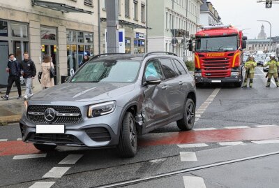 Schwerer Verkehrsunfall in der Dresdner Neustadt - In Dresden kam es zu einem schweren Verkehrsunfall. Foto: Roland Halkasch