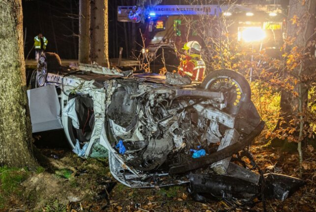 Schwerer Verkehrsunfall in Falkenstein: Drohnenstaffel auf Personensuche - Nach einem schweren Verkehrsunfall in Falkenstein, wurde eine große Suchaktion ausgelöst. Foto: David Rötzschke