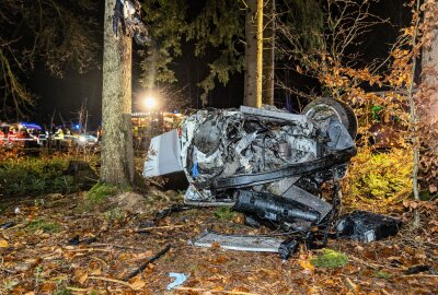 Schwerer Verkehrsunfall in Falkenstein: Drohnenstaffel auf Personensuche - Nach einem schweren Verkehrsunfall in Falkenstein, wurde eine große Suchaktion ausgelöst. Foto: David Rötzschke