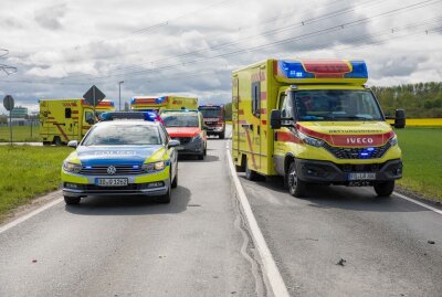 Schwerer Verkehrsunfall in Freiberg -  B101 Mittelsachsen: Schwerer Verkehrsunfall mit drei schwer verletzten Personen Foto Marcel Schlenkrich