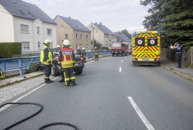 Am Sonntagnachmittag gab es gegen 17.00 Uhr auf der Annaberger Straße in Herold einen schweren Verkehrsunfall. Foto: Bernd März/B&S