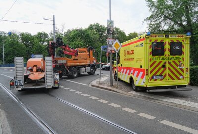 Schwerer Verkehrsunfall in Leipzig: LKW kollidiert mit Fahrradfahrer - Der Radfahrerr wurde in ein Krankhaus gebracht. Foto: Christian Grube