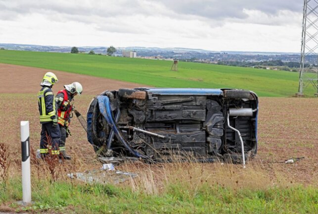 Schwerer Verkehrsunfall in Mülsen im Landkreis Zwickau - PKW überschlägt sich merhfach.Foto: Andreas Kretschel