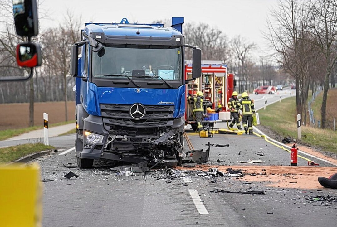 Schwerer Verkehrsunfall in Sachsen: 25-jähriger Fahrer stirbt an Unfallstelle - Fahrer erliegt nach schwerem Autounfall seinen Verletzungen. 