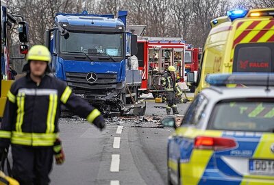 Schwerer Verkehrsunfall in Sachsen: 25-jähriger Fahrer stirbt an Unfallstelle - Fahrer stirbt noch vorort an seinen Verletzungen.