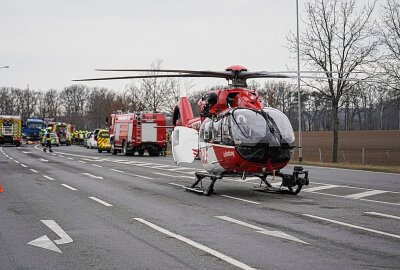 Schwerer Verkehrsunfall in Sachsen: 25-jähriger Fahrer stirbt an Unfallstelle - Nach etwa einer Stunden hatte die Feuerwehr den Verletzten mit schwerem Gerät aus dem Auto heraus geschnitten.