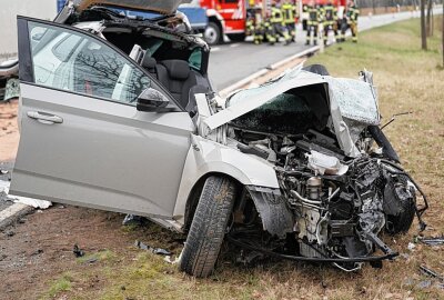Schwerer Verkehrsunfall in Sachsen: 25-jähriger Fahrer stirbt an Unfallstelle - Nach etwa einer Stunden hatte die Feuerwehr den Verletzten mit schwerem Gerät aus dem Auto heraus geschnitten.