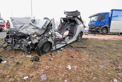 Schwerer Verkehrsunfall in Sachsen: 25-jähriger Fahrer stirbt an Unfallstelle - Aus bisher unbekannter Ursache kollidierte kurz nach der Kreuzung der Macherstraße ein Skoda frontal mit einem LKW.