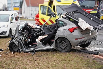 Schwerer Verkehrsunfall in Sachsen: 25-jähriger Fahrer stirbt an Unfallstelle - Die Polizei sucht aktuell noch Zeugen, die den Unfallhergang beobachtet haben!