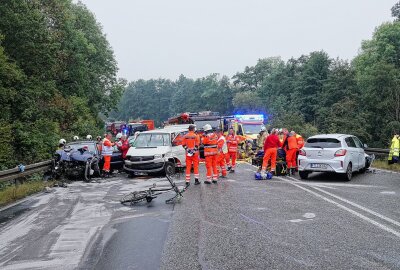 Schwerer Verkehrsunfall in Sachsen: Mehrere Kinder verletzt - Rettungskräfte im Einsatz: Schwere Verletzungen bei Unfallbeteiligten. Foto: Roland Halkasch