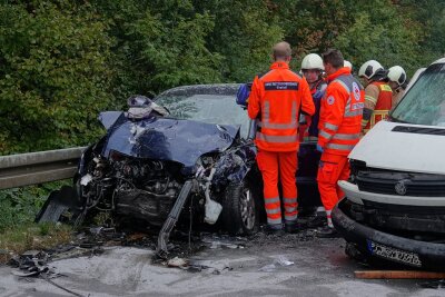 Schwerer Verkehrsunfall in Sachsen: Mehrere Kinder verletzt - Rettungskräfte im Einsatz: Schwere Verletzungen bei Unfallbeteiligten. Foto: Roland Halkasch