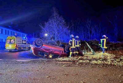 Schwerer Verkehrsunfall in Sachsen: PKW knallt gegen Baum und überschlägt sich - In Lauta knallte ein PKW gegen einen Baum und überschlug sich. Foto: xcitepress
