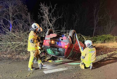 Schwerer Verkehrsunfall in Sachsen: PKW knallt gegen Baum und überschlägt sich - In Lauta knallte ein PKW gegen einen Baum und überschlug sich. Foto: xcitepress