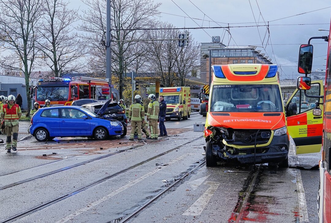 Schwerer Verkehrsunfall in Sachsen: Rettungswagen kollidiert mit zwei PKW - Ein Rettungswagen kollidierte auf der Löbtauer Straße in Dresden mit zwei PKW. Foto: Roland Halkasch