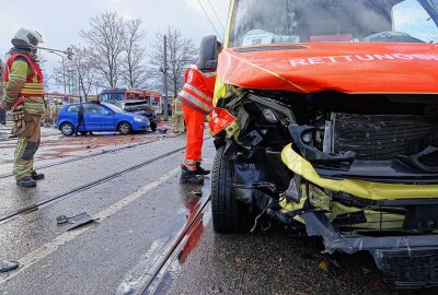 Schwerer Verkehrsunfall in Sachsen: Rettungswagen kollidiert mit zwei PKW - Ein Rettungswagen kollidierte auf der Löbtauer Straße in Dresden mit zwei PKW. Foto: Roland Halkasch