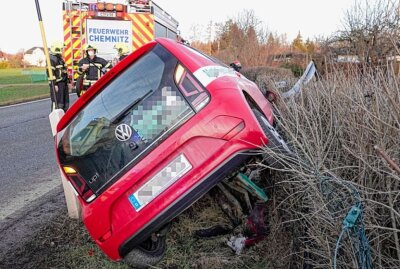 Schwerer Verkehrsunfall in Wittgensdorf - Ein PKW kommt von der Fahrbahn ab Foto: Harry Haertel
