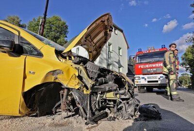 Schwerer Verkehrsunfall: Opel kollidiert mit Bachmauer - Opel-Fahrerin kollidiert mit Bachmauer. Foto: Andreas Kretschel
