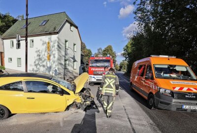 Schwerer Verkehrsunfall: Opel kollidiert mit Bachmauer - Opel-Fahrerin kollidiert mit Bachmauer. Foto: Andreas Kretschel