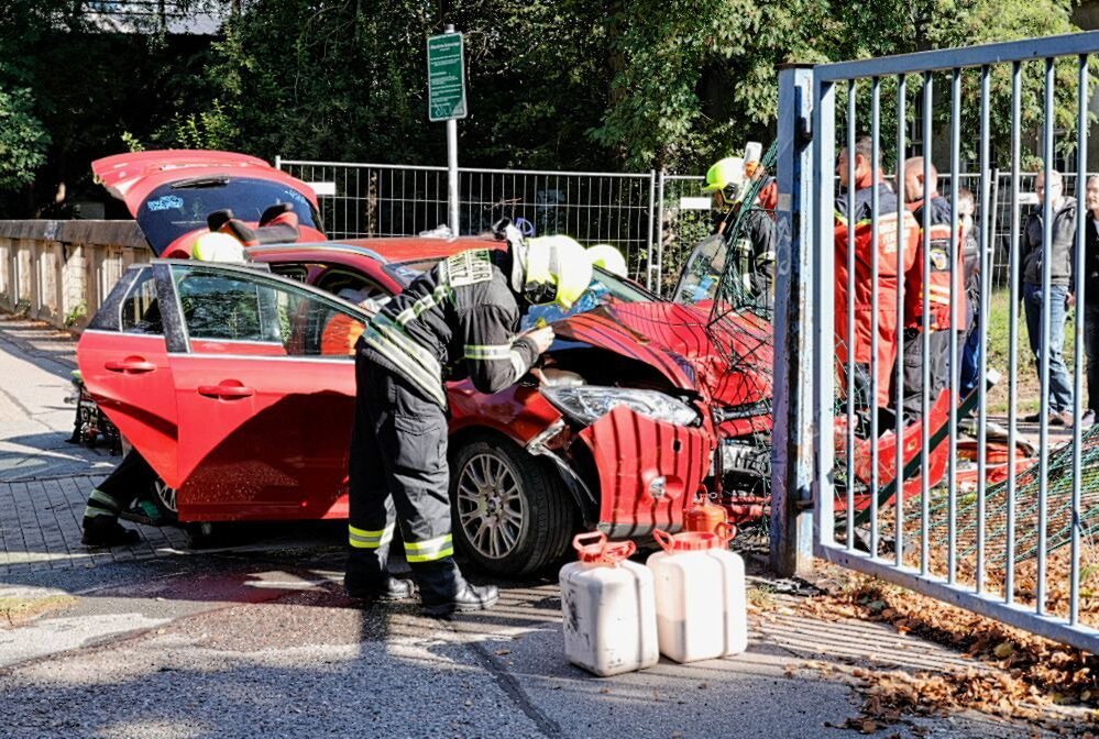 Schwerer Verkehrsunfall auf der Schönherrstraße. Foto: Harry Härtel