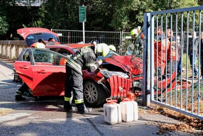 Schwerer Verkehrsunfall: PKW kollidiert mit Zaunpfeiler - Schwerer Verkehrsunfall auf der Schönherrstraße. Foto: Harry Härtel