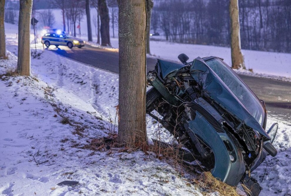 Schwerer Verkehrsunfall: Vollsperrung auf der S265 bei Königswalde - Mittwochabend ereignete sich ein schwerer Verkehrsunfall. Foto: Bernd März