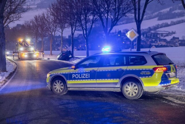 Schwerer Verkehrsunfall: Vollsperrung auf der S265 bei Königswalde - Mittwochabend ereignete sich ein schwerer Verkehrsunfall. Foto: Bernd März