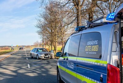 Schwerer Zusammenstoß bei Zwönitz - In Zwönitz kam es am Mittwoch zu einem schweren Verkehrsunfall. Bildrechte: Bernd März/Blaulicht&Stormchasing