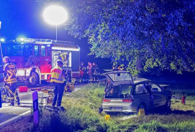 Schwerstarbeit für Einsatzkräfte: 20-Jähriger prallt bei Glauchau gegen Baum - Gestern Abend kam es zu einem schweren Crash bei Glauchau. Foto: Andreas Kretschel