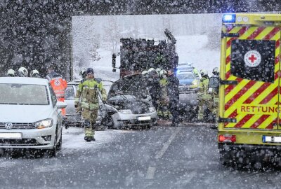 Schwerverletzte bei Unfall im Schneechaos - Das Schneechaos führte zu einem Folgereichen Unfall. Foto: Roland Halkasch