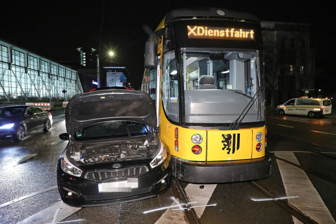 Schwerverletzte bei Zusammenstoß zwischen Auto und Straßenbahn - Autofahrerin kollidiert mit Straßenbahn in Dresden. Foto: Roland Halkasch