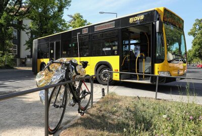 Schwerverletzte nach Kollision mit Bus - Schwerverletzte Radfahrerin nach Kollision mit Bus. Foto: Roland Halkasch