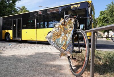 Schwerverletzte nach Kollision mit Bus - Schwerverletzte Radfahrerin nach Kollision mit Bus. Foto: Roland Halkasch