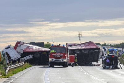 Schwerverletzte nach Unfall mit Gummibärchen-LKW auf A4: Autobahn bis zum Morgen gesperrt - Am Montagabend kam es zu einem Unfall auf der A4. Foto: Andreas Kretschel