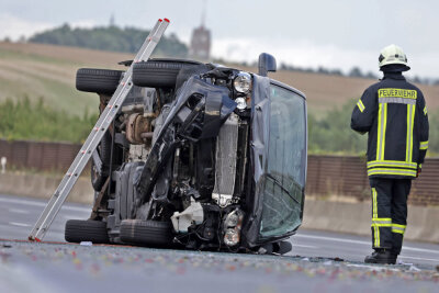 Schwerverletzte nach Unfall mit Gummibärchen-LKW auf A4: Autobahn bis zum Morgen gesperrt - Am Montagabend kam es zu einem Unfall auf der A4. Foto: Andreas Kretschel