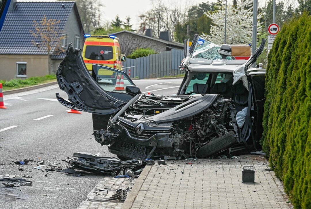 Schwerverletzter Autofahrer muss aus seinem PKW gerettet werden - Dad Dach des Fahrzeugs muss aufgeschnitten werden. Foto: EHL Media