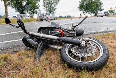 Schwerverletzter bei Crash in Euba - Ein Motorrad und ein PKW kollidierten. Foto: Harry Härtel / haertelpress