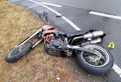 Schwerverletzter bei Crash in Euba - Ein Motorrad und ein PKW kollidierten. Foto: Harry Härtel / haertelpress