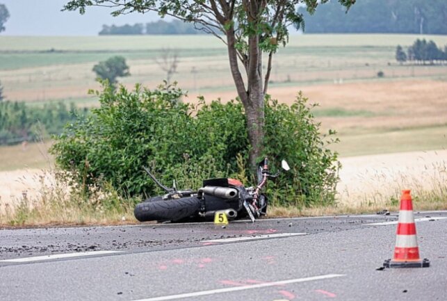 Ein Motorrad und ein PKW kollidierten. Foto: Harry Härtel / haertelpress