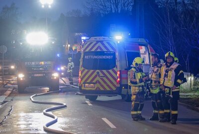 Schwerverletzter bei Garagenbrand in Oberlungwitz - In Oberlungwitz ereignete sich am 7. Januar ein Garagenbrand. Diese brannte samt Inhalt komplett aus. Foto: Andreas Kretschel