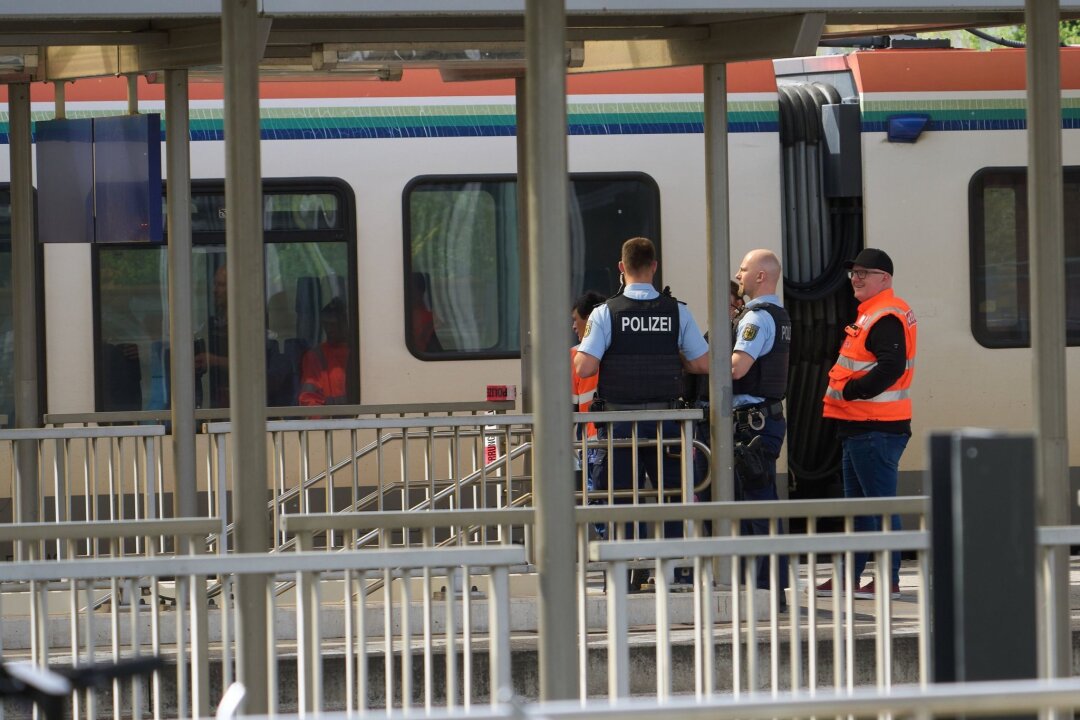 Schwerverletzter bei Messerangriff in Zug - Bahnbedienstete und Polizeibeamte am  Bahnhof in Niederlahnstein. In der Regionalbahn hat es einen Messerangriff auf einen Fahrgast gegeben.