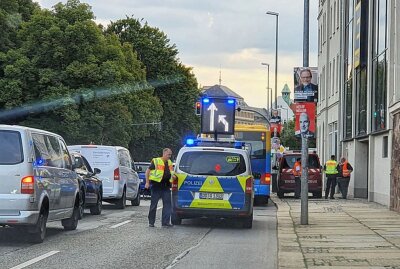 Schwerverletzter Fahrgast durch Busunfall in Chemnitz - Im Bus stürzte ein Fahrgast und verletzte sich schwer. Foto: Harry Haertel